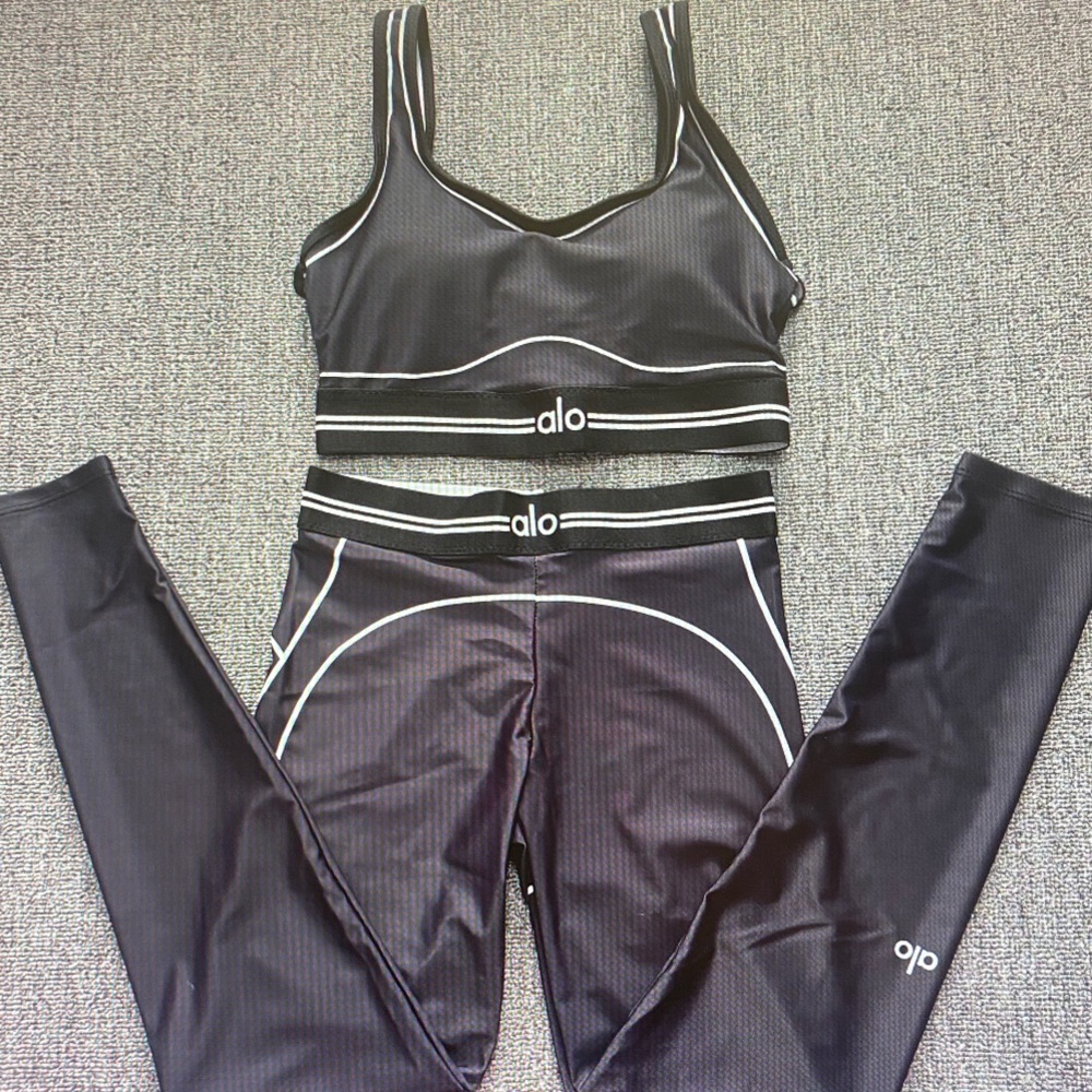 ALO Yoga Black Sports Bra and Leggings with White Piping Size M